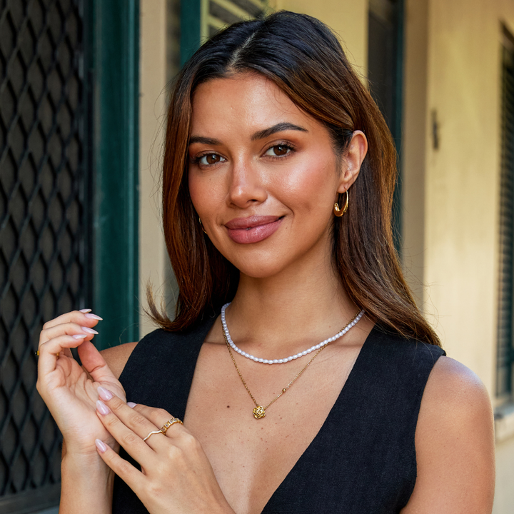 Collar con colgante de rosas doradas