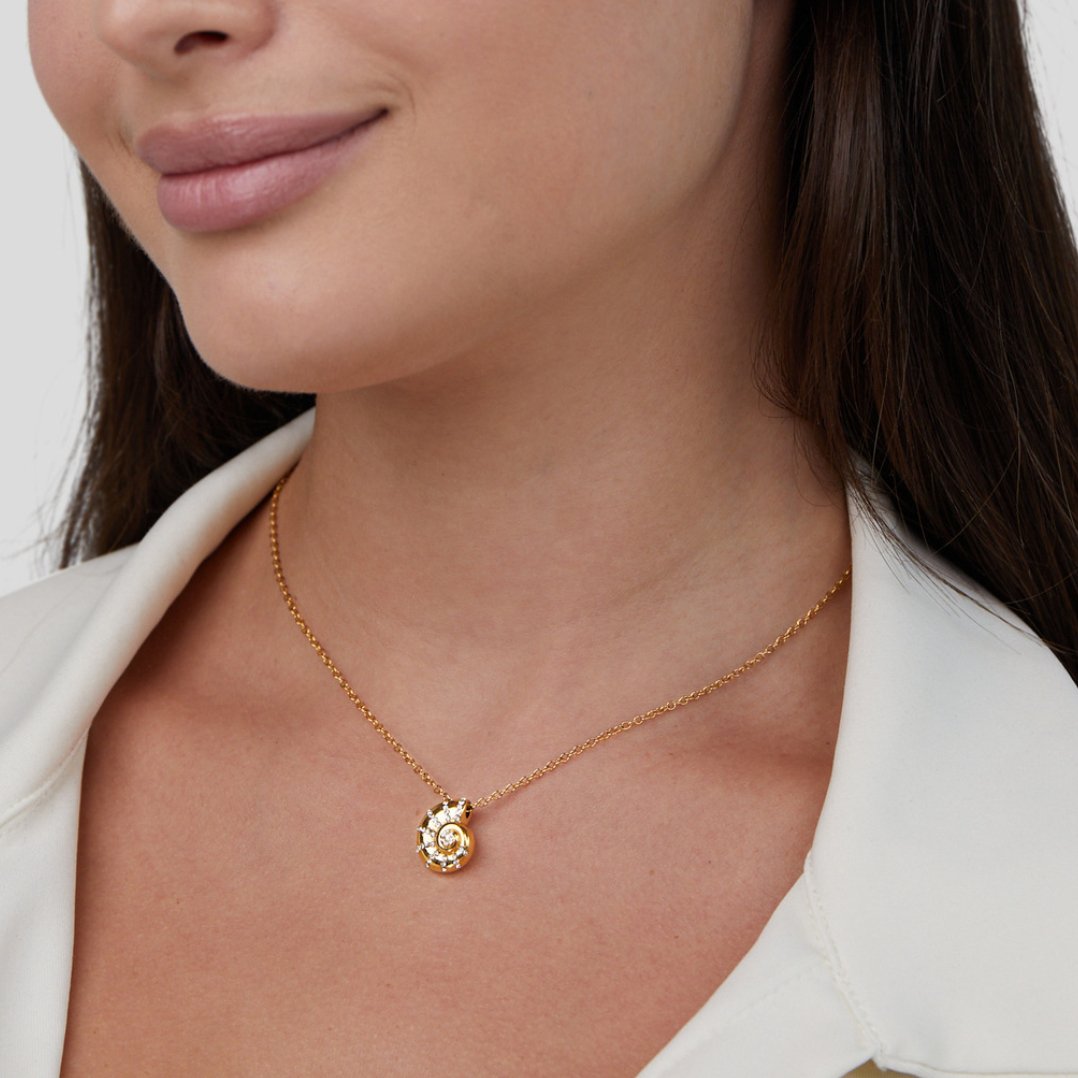 Collar con colgante de concha de cristal Luca