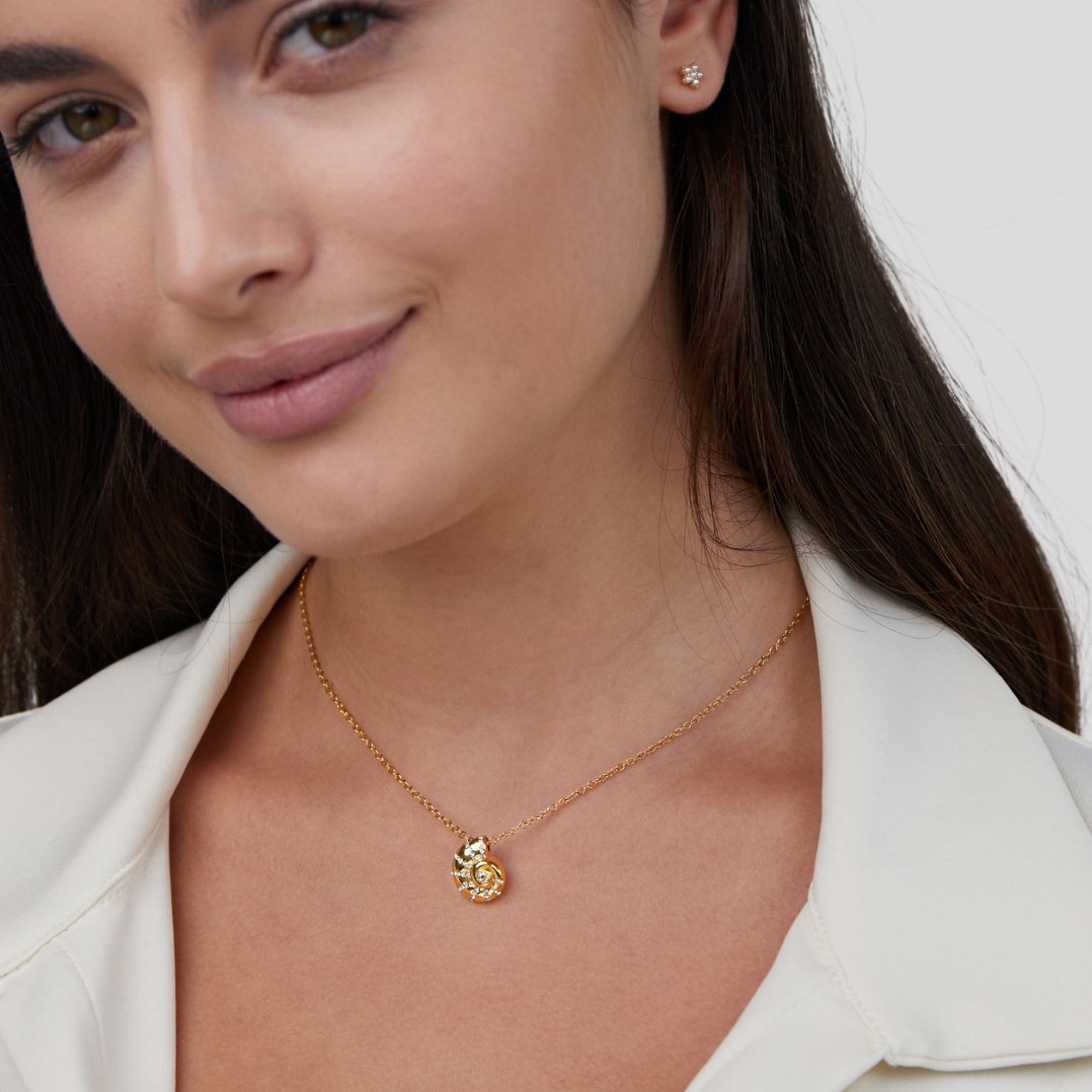 Collar con colgante de concha de cristal Luca