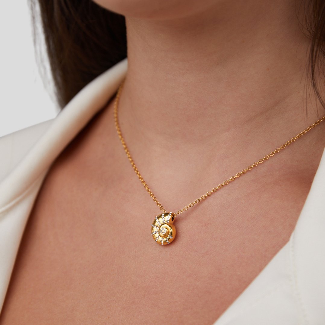 Collar con colgante de concha de cristal Luca
