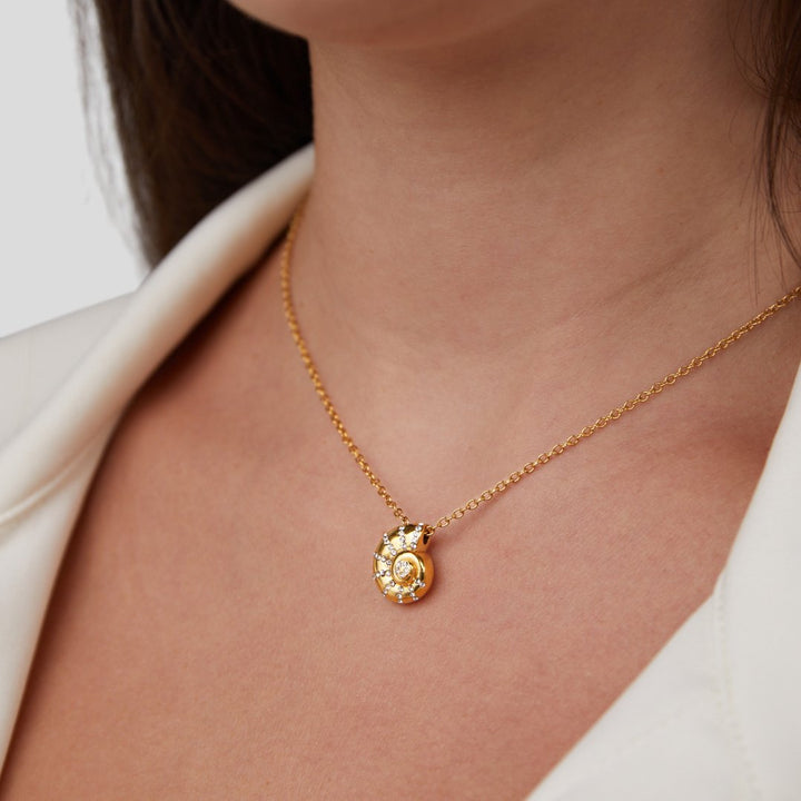 Collar con colgante de concha de cristal Luca