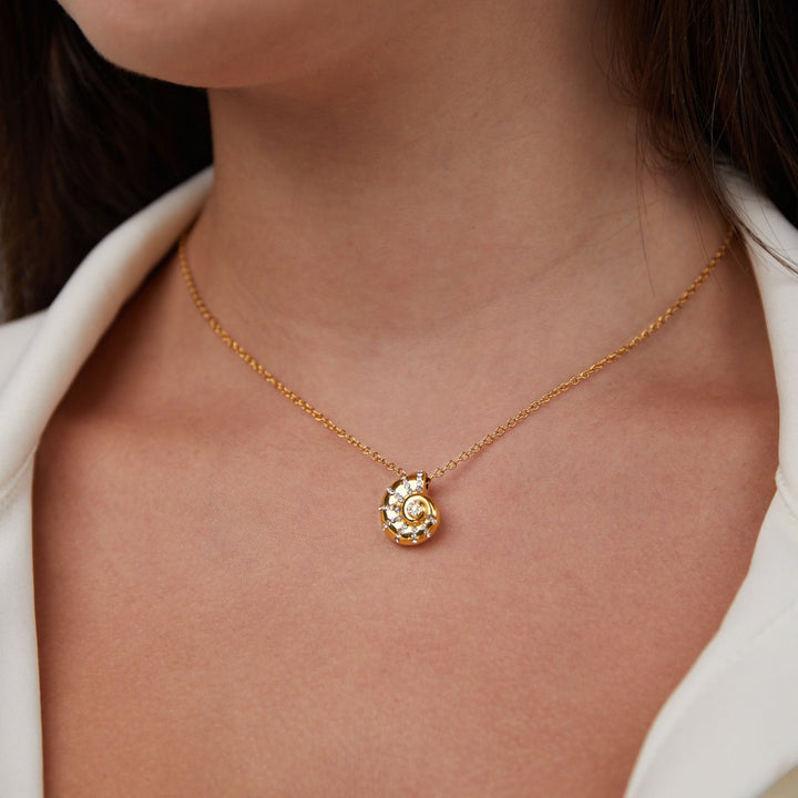 Collar con colgante de concha de cristal Luca