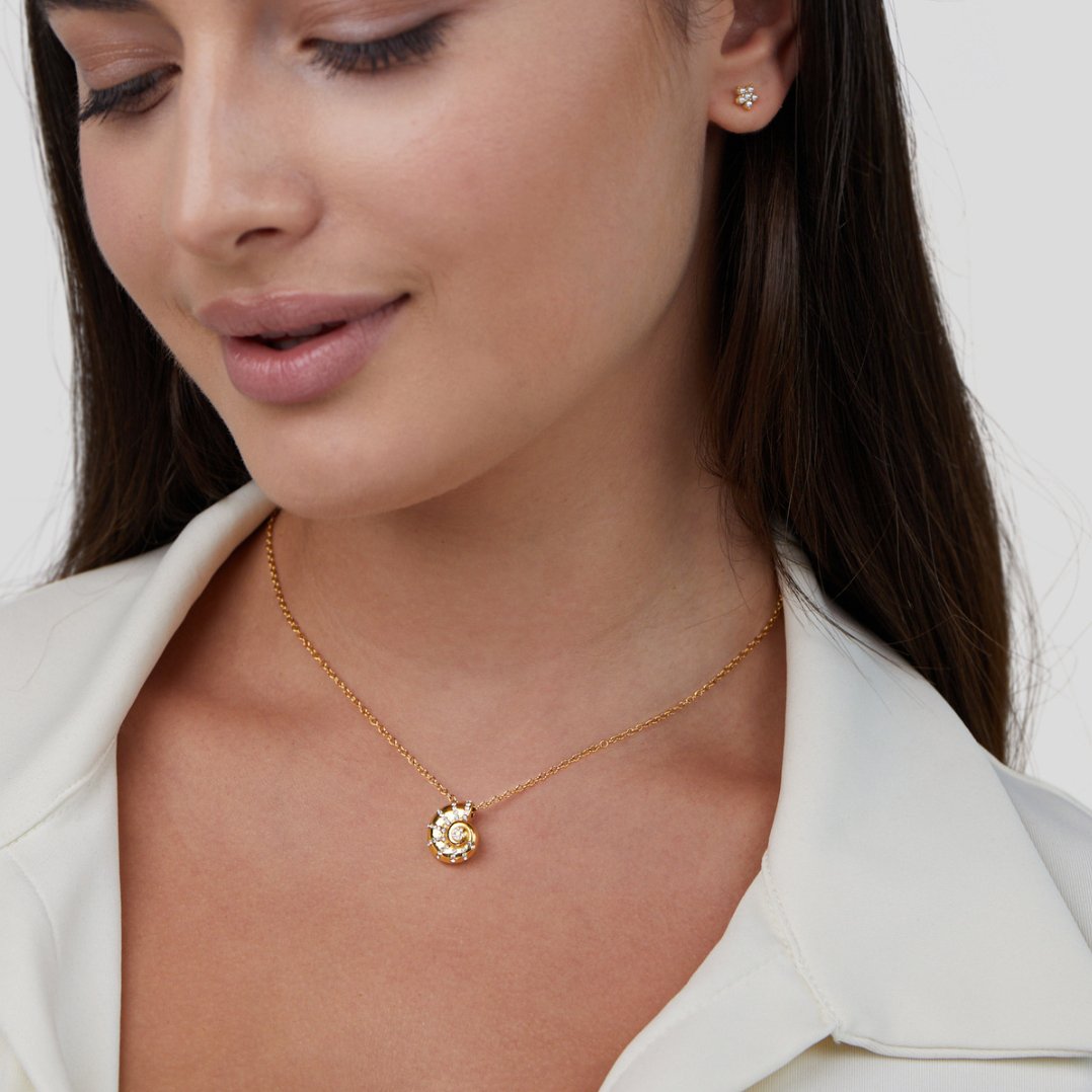 Collar con colgante de concha de cristal Luca