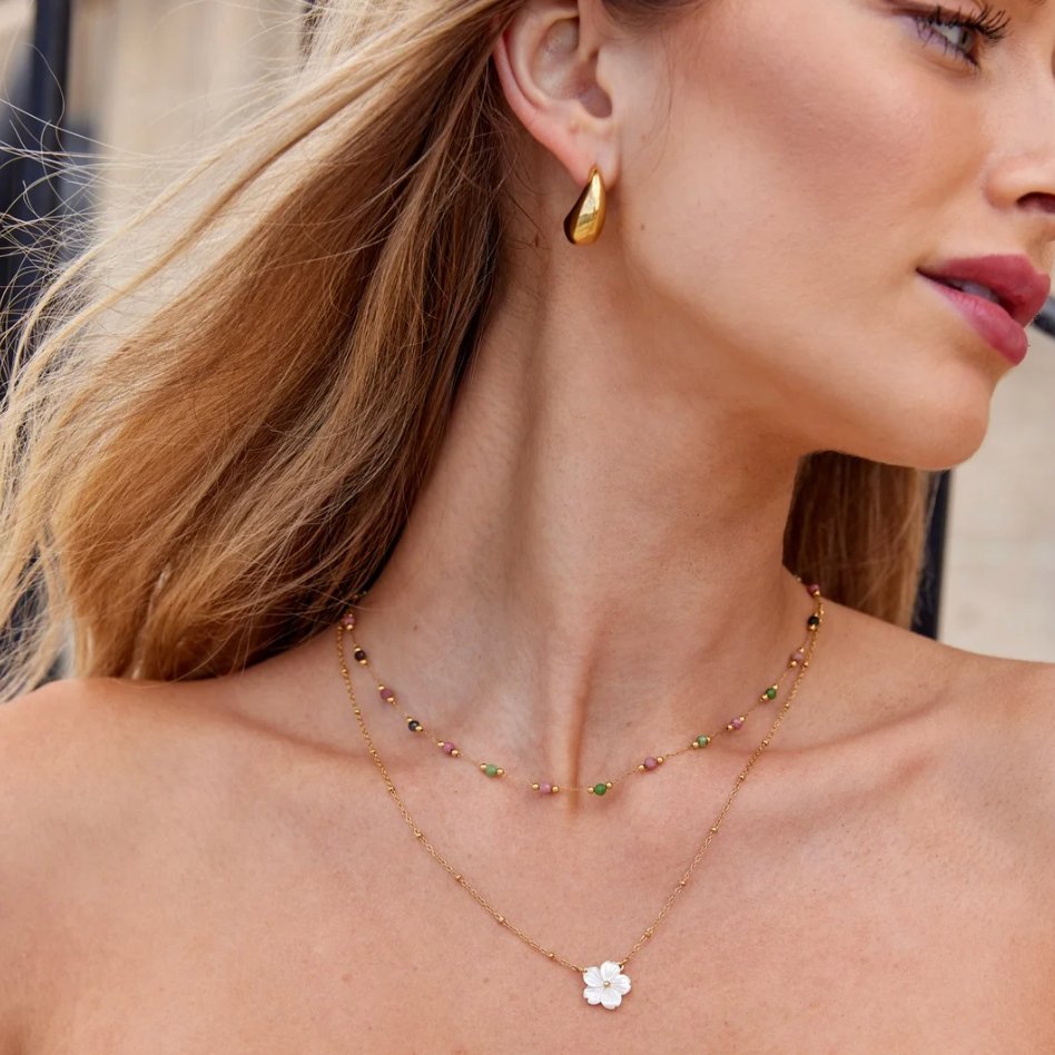 Collar de flores blancas